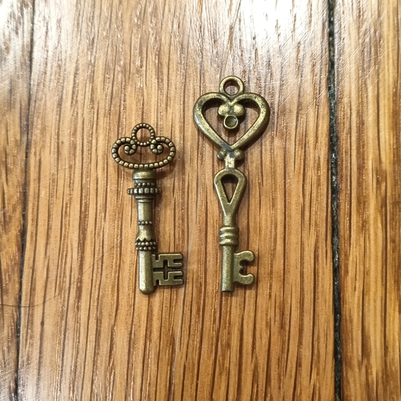 🗝️Vintage Keys - Picture 2 of 2